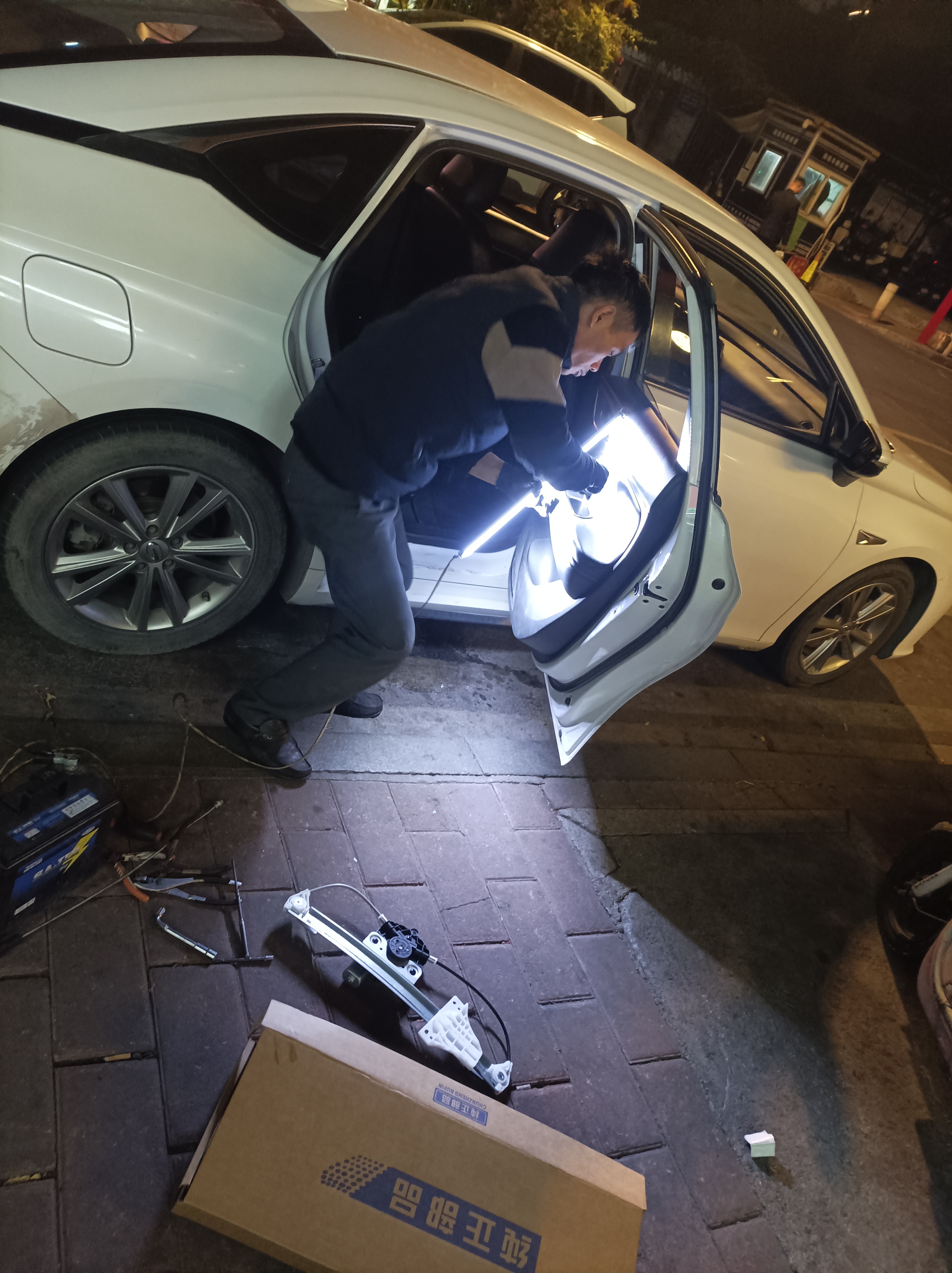 自购配件到店更换埃安S炫530后车窗玻璃升降器